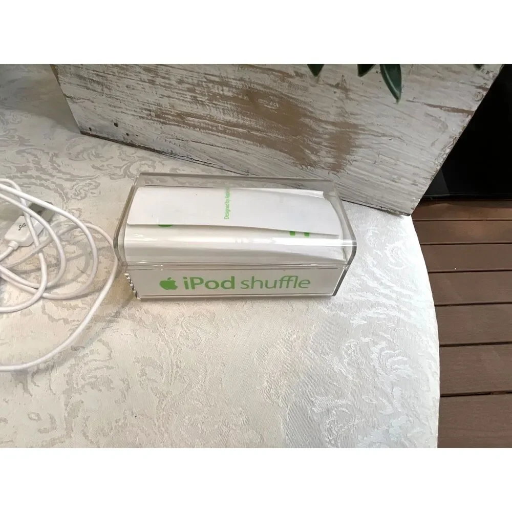 Apple Silver Ipod shuffle 2nd generation with box and all pieces 2006 engraved